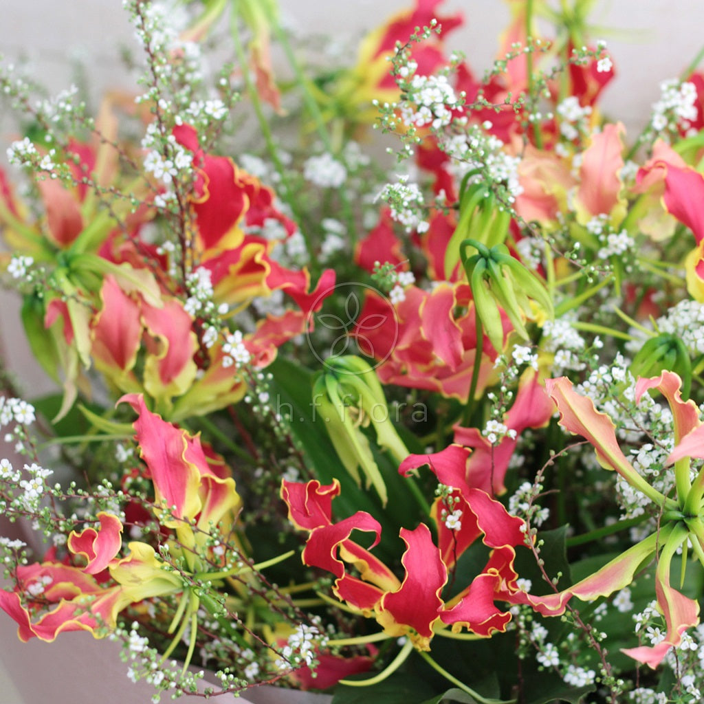 Dramatic moment flower bouquet  details